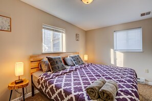 2 bedrooms, desk, iron/ironing board, WiFi