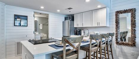 Réfrigérateur, four à micro-ondes, un four, surface de cuisson