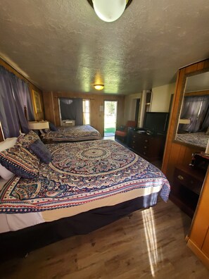 Deluxe Cabin | Egyptian cotton sheets, premium bedding, individually decorated, desk - Grand Canyon Cabin (Fredonia)