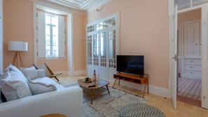 TV - Pombaline Building W/Pool - Apt 1 by LovelyStay (Vila Real de Santo António)