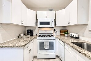 Réfrigérateur, four, plaque de cuisson, lave-vaisselle