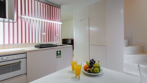 Réfrigérateur, micro-ondes, plaque de cuisson, lave-vaisselle