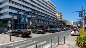 Un hôtel à plusieurs étages, doté d’un design moderne, comprenant des balcons et un espace de stationnement.