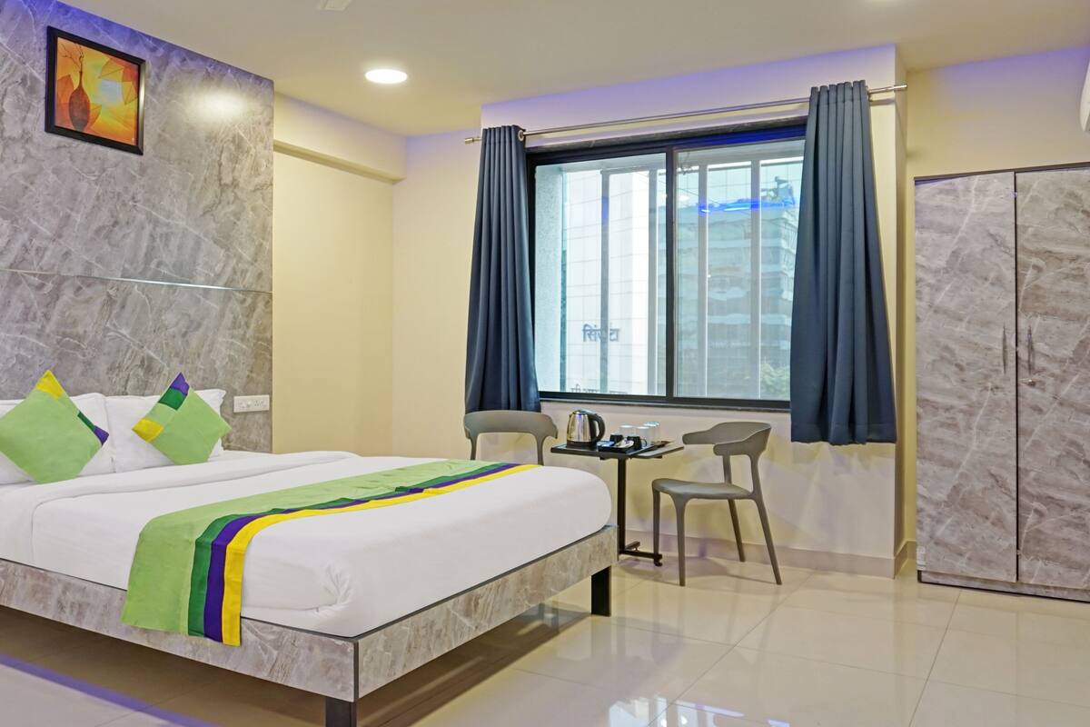 Habitación doble estándar | Escritorio y tabla de planchar con plancha