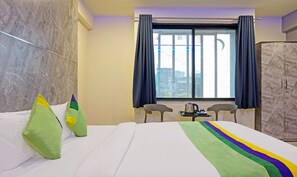 Habitación doble estándar | Escritorio y tabla de planchar con plancha