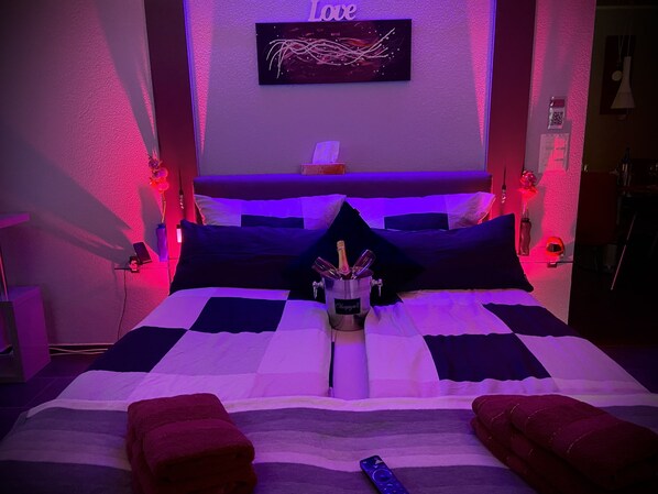 1 soverom, skrivebord, wi-fi (inkludert) og sengetøy