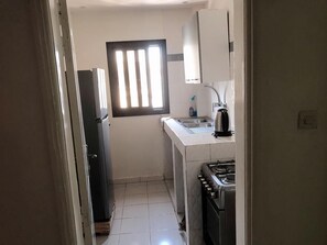 Réfrigérateur, micro-ondes, plaque de cuisson, bouilloire électrique