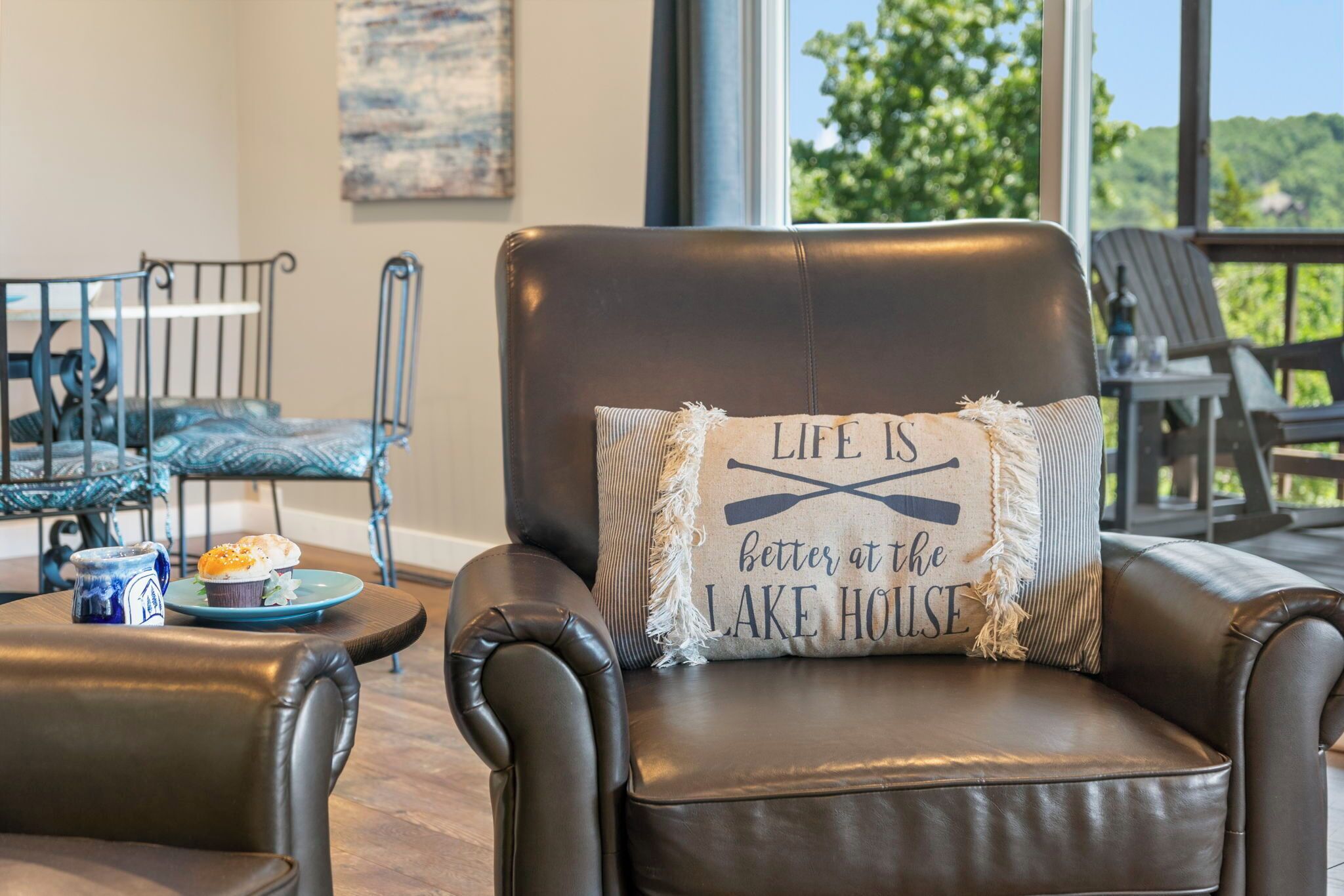 Een televisie, tafelvoetbal en een tafeltennistafel