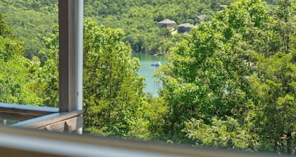 Secluded Getaway featuring Walking Trail to the Lake, Free Tickets & Minutes from Silver Dollar City