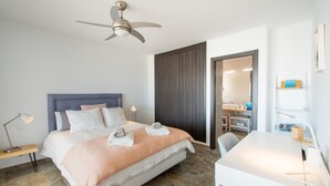 A bedroom with a bed, a desk, a chair, a ceiling fan, and a wardrobe. - Planta alta - Villa Arosa (Playa Blanca)