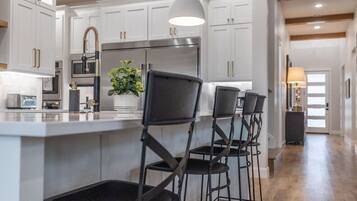 Coffee/tea maker, fridge, microwave, oven