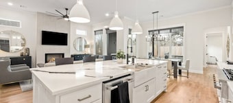 Near The Gathering Place | 5-BR Luxury Family Stay