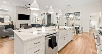 Near The Gathering Place | 5-BR Luxury Family Stay