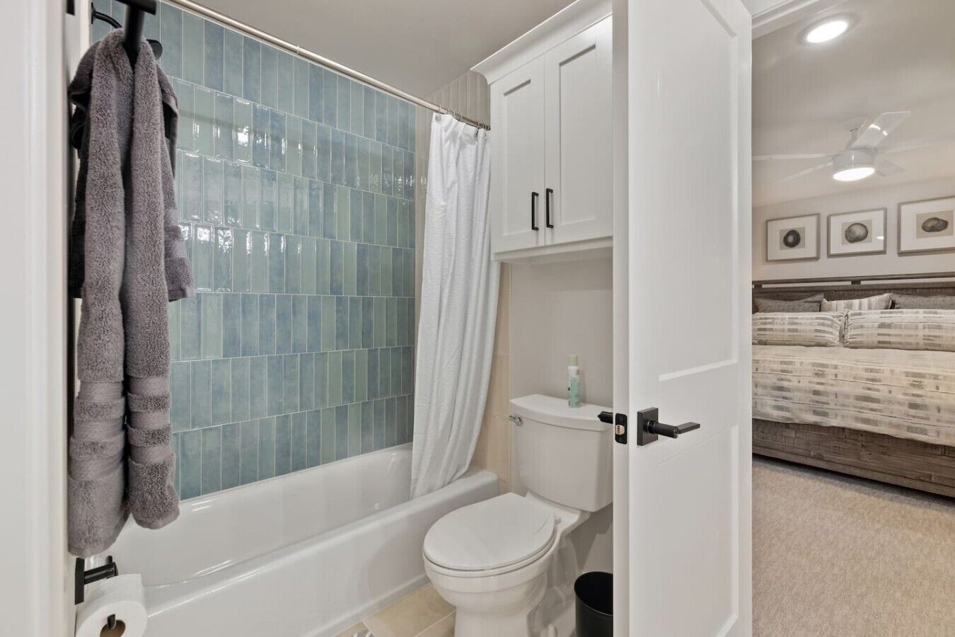 Un baño con bañera, inodoro y cortina de ducha.