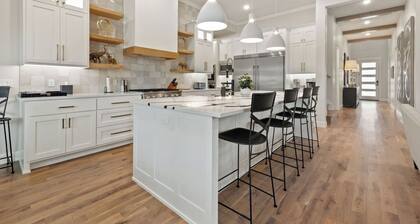 Near The Gathering Place | 5-BR Luxury Family Stay