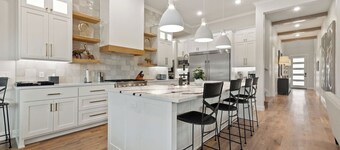 Near The Gathering Place | 5-BR Luxury Family Stay
