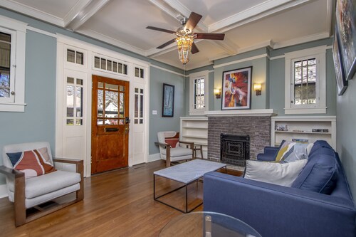 Pet/Family friendly, in/out dining, fenced yard, 30 day min