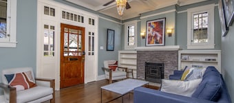 Pet/Family friendly, in/out dining, fenced yard, 30 day min