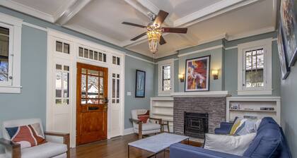 Pet/Family friendly, in/out dining, fenced yard, 30 day min