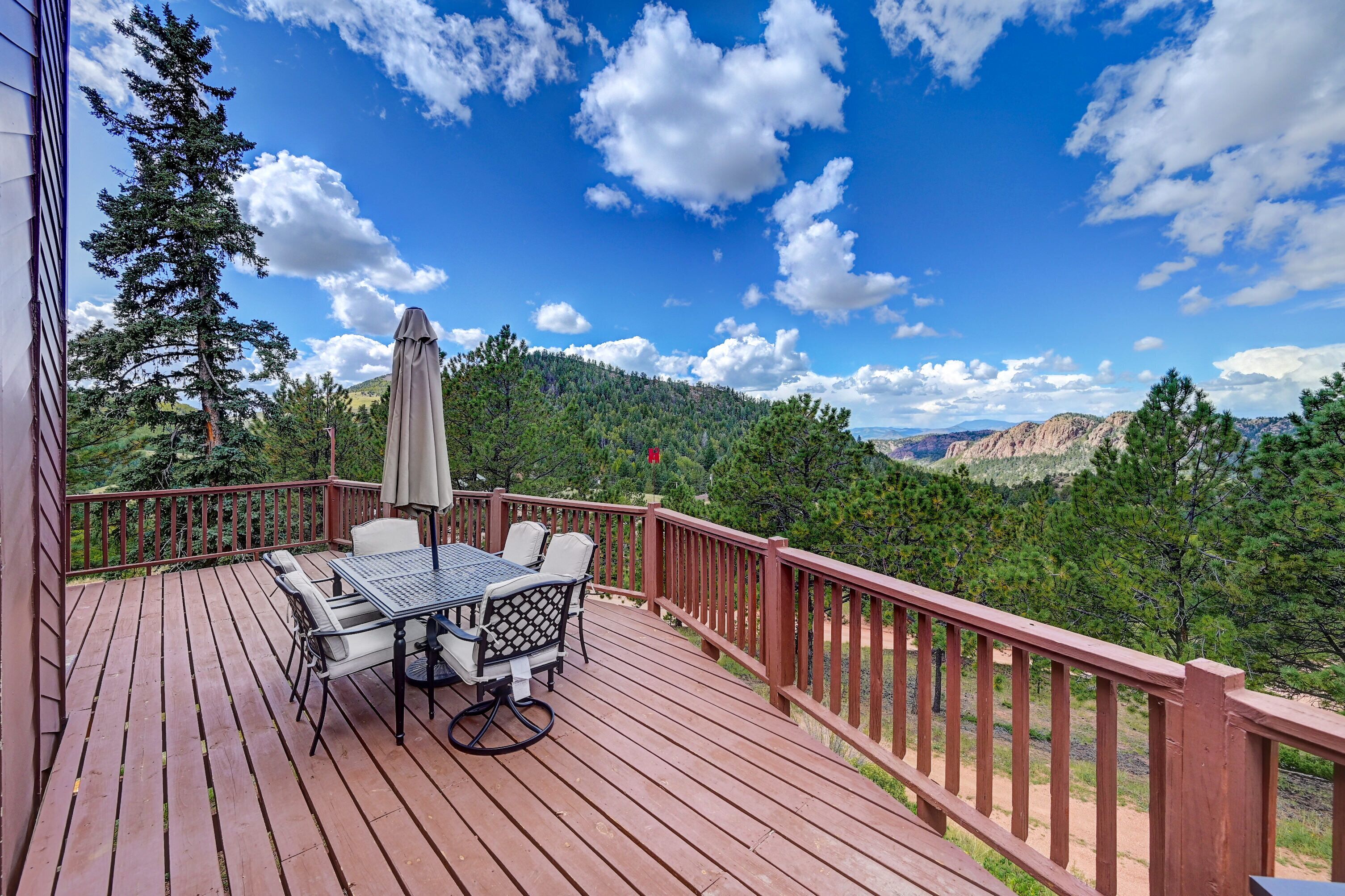 Mountain Retreat with stunning views on 2.5 Acres