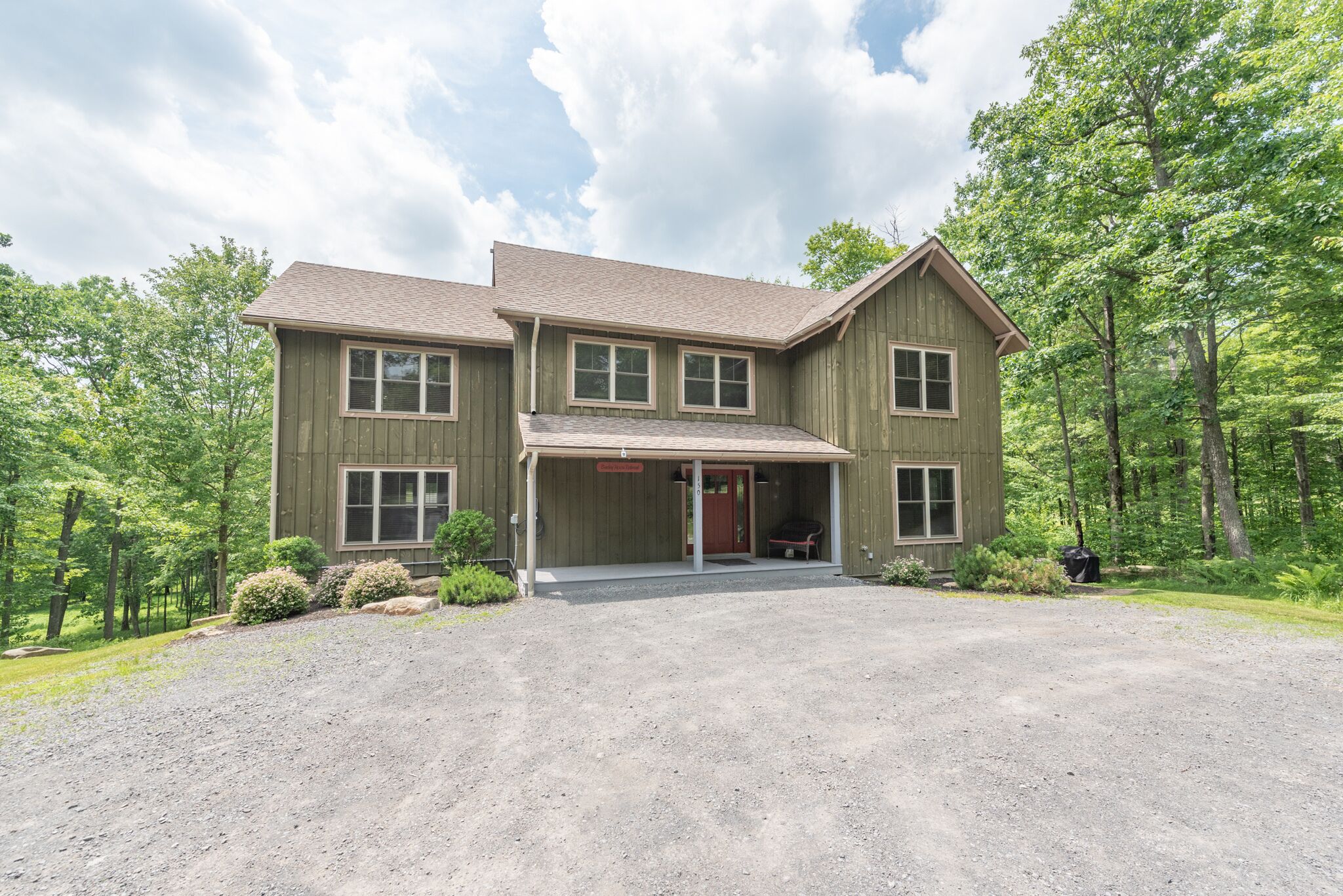 New! Barley Moon Retreat: Golf Area, Car Charging Station, Hot Tub!