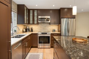 Frigorifero, microonde, forno, piano cottura