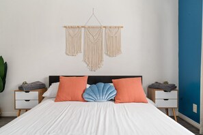 3 bedrooms, free WiFi, bed sheets - Children's Play Area Vacation House & 2 car Garage (Long Beach)