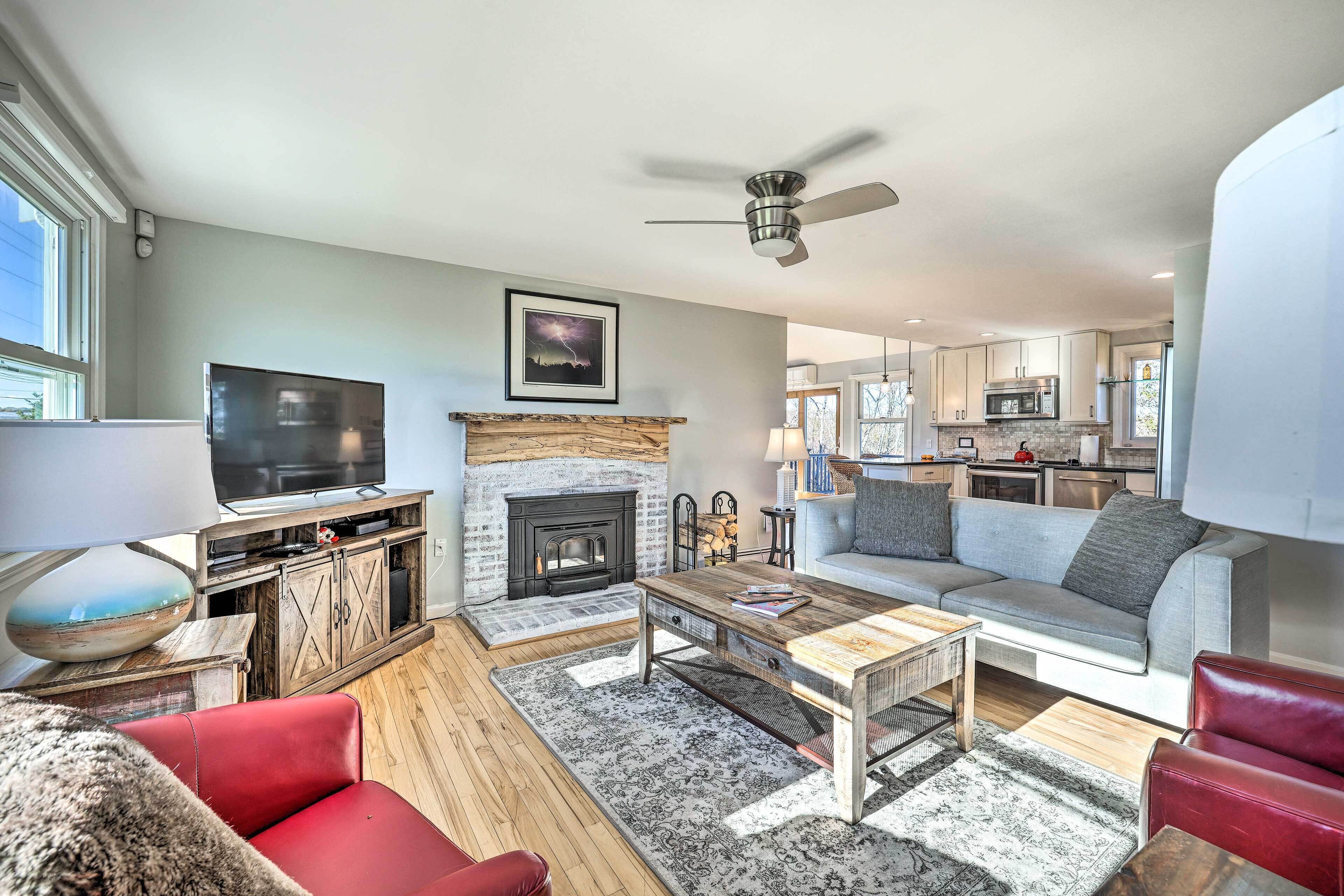Una sala de estar moderna con chimenea, televisor y sofá.