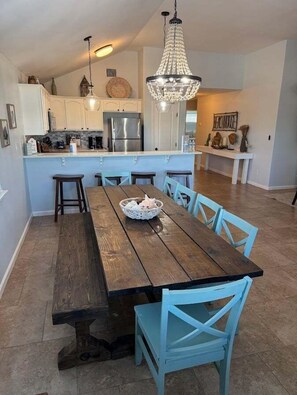 Dining - Game Room, Shared Pool, Golf Cart Accessible, Parking for 4! (Port Aransas)