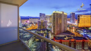Property grounds - Amalz # 2, MGM Signature 2 Bedroom 3 Bathroom Balcony Suites ! (Las Vegas)