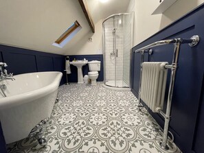 Badewanne, Haartrockner, Handtücher, Seife