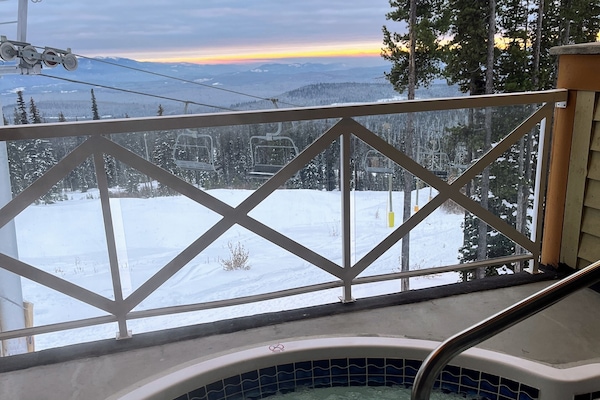 Shared Hot tub with a view, book your time slot in advance