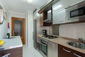 Refrigerador, microondas, horno y lavavajillas 