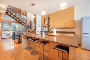 冷蔵庫、電子レンジ、オーブン、コンロ