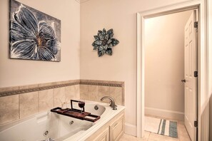 Kostenlose Toilettenartikel, Haartrockner, Handtücher