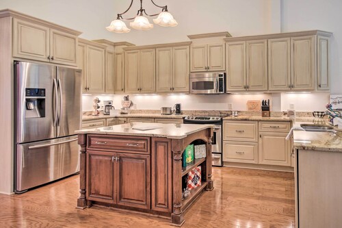 Upscale Home w/ Poker Room < 1 Mi to Golf!