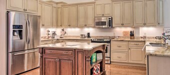 Upscale Home w/ Poker Room < 1 Mi to Golf!