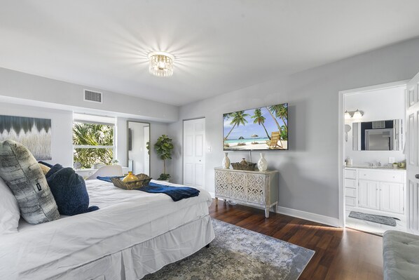 4 bedrooms, iron/ironing board, travel cot, free WiFi - Chic Downtown Home - Location location location!! (West Palm Beach)