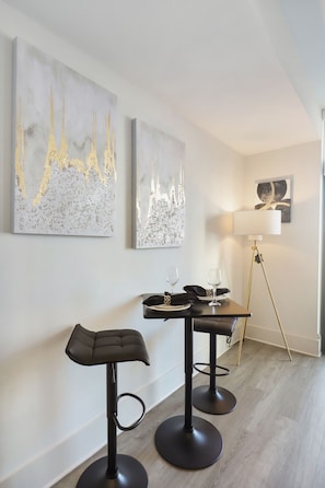 Dining - The Golden Cityscape Retreat (Atlanta)