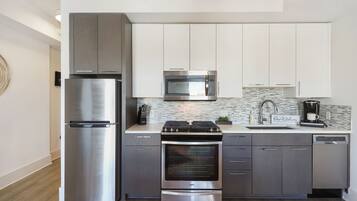 Refrigerador, microondas, horno y parrilla de estufa