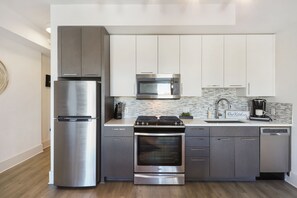 Fridge, microwave, oven, stovetop - The Golden Cityscape Retreat (Atlanta)