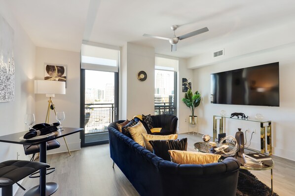Smart TV - The Golden Cityscape Retreat (Atlanta)