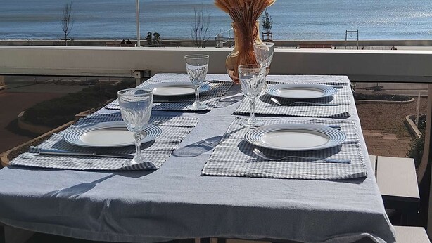 A table set for two with a view of the sea. - Appartement Face MER - La Baule (LA BAULE ESCOUBLAC)