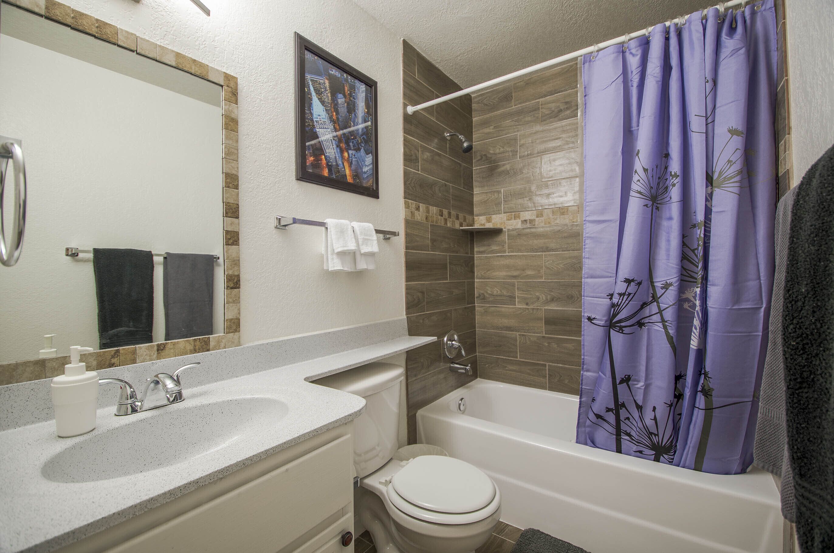 Un bagno con lavandino, water e vasca da bagno.