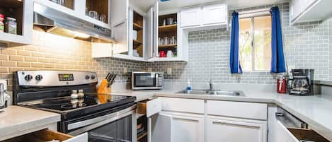 シティ コンドミニアム | リビング エリア | テレビ