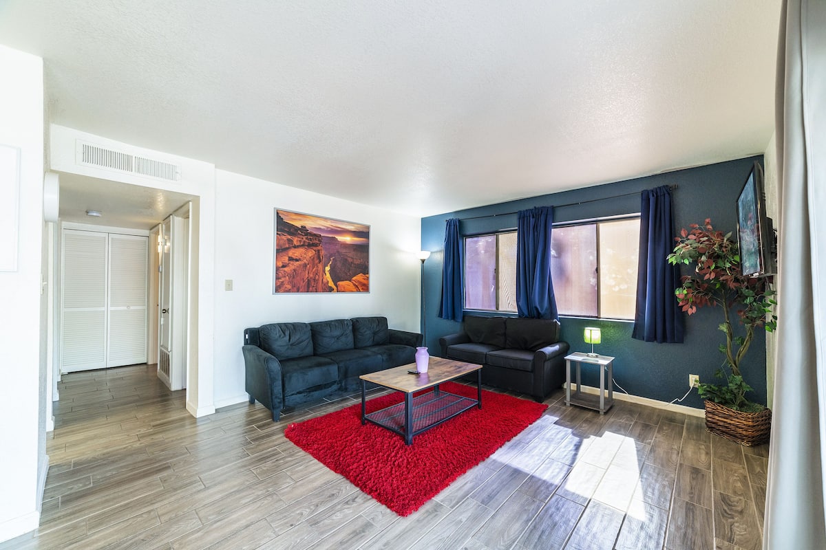 Deluxe Condo | 1 bedroom, iron/ironing board, free WiFi