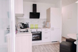 ثلاجة، ميكروويف، فرن، موقد طهي مسطح