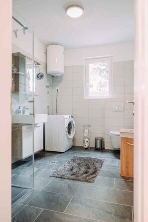 Suihku, hiustenkuivaaja