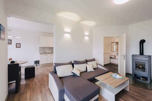 TV - Holiday apartment with sea view and pool (Klimno)