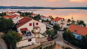 Un village côtier doté d’une architecture traditionnelle, de rues étroites et bordé par une mer calme.